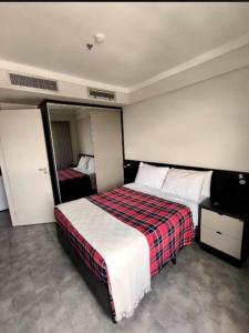 a hotel room with a bed and a mirror at Hotel Guarulhos Flat 2004 in Guarulhos +8 photos