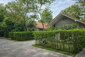 a fence in front of a house at Rayong Valley Resort in Ban Khao Chak Khaek (1)
