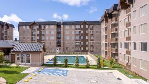 an apartment complex with a swimming pool in a courtyard at Departamento en Villarrica con Piscina y Estacionamiento Privado in Villarrica