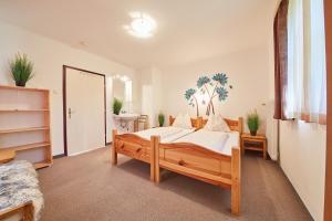 sypialnia z drewnianym łóżkiem i łazienką w obiekcie Am Zwölferkogel Appartements w Saalbach Hinterglemm