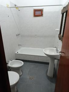 a bathroom with a tub and a toilet and a sink at Casa Alfonso 4 huéspedes y cochera gratis in Humahuaca