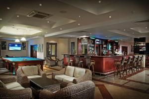 Lounge o bar area sa Al Nahda Resort & Spa