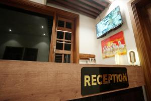 a sign on the door of a restaurant at Hotel Highton in Hānsi