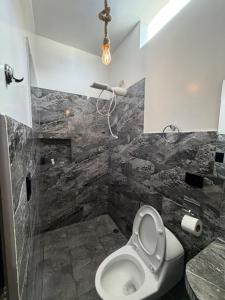 a bathroom with a toilet and a shower at La Casa D Juan in Puerto Baquerizo Moreno