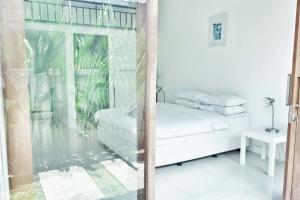 Postel nebo postele na pokoji v ubytování Canggu Beach Inn + 18 fotografií