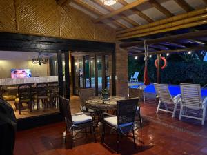 a patio with a table and chairs and a bar at Casa Panaca Portal 12 in Quimbaya
