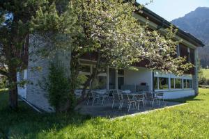 Nespecifikovaný výhled na hory nebo výhled na hory při pohledu z hostelu