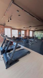 a gym with several treadmills in a room at Ap Mirante Fortaleza 5min da Praia com Piscina e Rooftop para 6 pessoas in Fortaleza