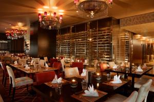 ห้องอาหารหรือที่รับประทานอาหารของ Towers Rotana - Dubai