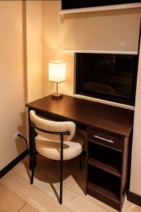 a desk with a lamp and a chair in a room at Hotel Boutique 4 Estancias in San Ramón