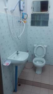 een badkamer met toilet en wastafel bij Phonephithak Guesthouse in Pakbeng