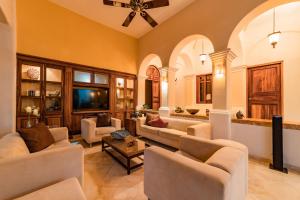 a large living room with couches and a tv at Villa de Dos Armadillos in Santa Maria Huatulco