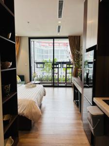 a bedroom with a bed and a large window at Măng Homestay in Xuân Quan +24 photos