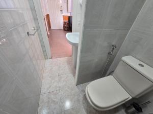 a bathroom with a toilet and a shower and a sink at Chalet Ebro barbacoa in Riba-roja d'Ebre +57 photos