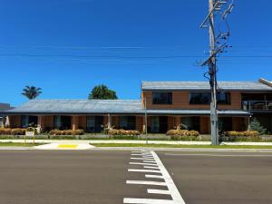 an empty street in front of a brick building at Lakeside Motel Waterfront in Lakes Entrance