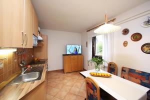 - une cuisine avec un évier et un comptoir dans l'établissement Apartment Bernik II, à Kranjska Gora