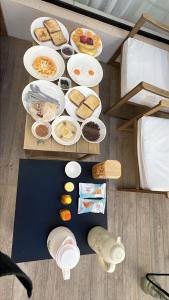 a table with plates of food on top of a bed at Remal Desert Retreat Bidiyah in Badīyah
