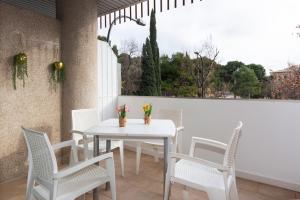 a white table and chairs on a patio at El rincón de las Delicias in Zaragoza