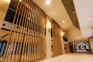 a hallway with wooden columns in a building at Hida Takayama Onsen Takayama Green Hotel - KEIO GROUP HOTELS - in Takayama