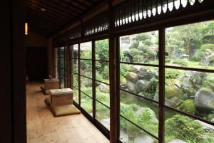 富山市にある越中八尾ベース おやつの庭園を望む大きな窓付きの客室です。