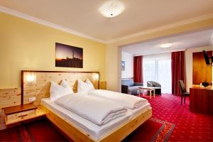 Postel nebo postele na pokoji v ubytování Hotel Erlebniswelt Stocker