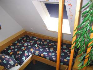 a bunk bed in a room with a window at up ` Achterdeck in Dornum
