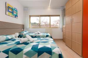 a bedroom with two beds and a window at El rincón de las Delicias in Zaragoza
