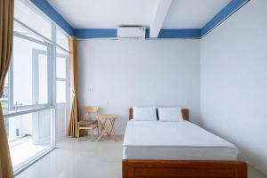 a bedroom with a bed and a window at Tâm An Hotel in Nhơn Trạch +22 photos