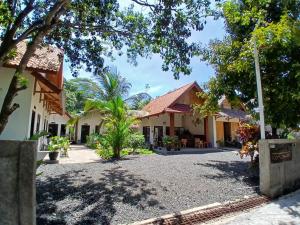 a view of the courtyard of a house at Mini Village in Batukaras