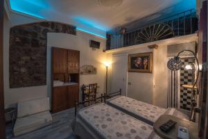 ヴィテルボにあるAl Ponte Levatoio Pianoscaranoのベッドルーム1室(ベッド1台、青い照明付)