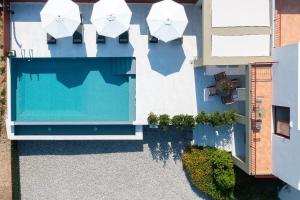 an overhead view of a swimming pool with umbrellas at Cicada Villa in Koskinou