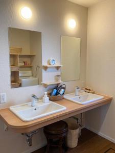 a bathroom with two sinks and a large mirror at 春日旅館-Kasuga Ryokan- in Nabari +12 photos