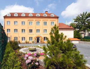 a large building with a garden in front of it at Hotel Am Mühlenteich in Schwelm
