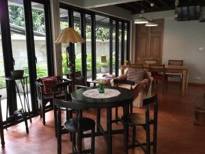 Reštaurácia alebo iné gastronomické zariadenie v ubytovaní Baan Ongkharak bed & breakfast