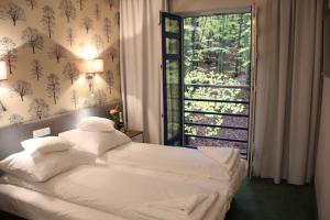 Postel nebo postele na pokoji v ubytování Hotel Leśny