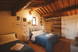 a bedroom with two beds in a room at Ca 18 rooms in Lucignano