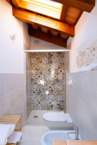 a bathroom with a shower with a toilet and a sink at B&B Mulino di Campese in Campese