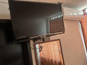 a flat screen tv hanging on a wall at Hotel San Francisco in Villahermosa