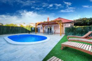 Bazén v ubytovaní Holiday home Orange with heated pool and parking alebo v jeho blízkosti