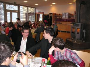 Gasthof & Gästehaus Trummer في Horitschon: مجموعة من الناس يجلسون على الطاولات في الغرفة