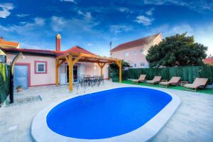 Bazén v ubytovaní Holiday home Orange with heated pool and parking alebo v jeho blízkosti