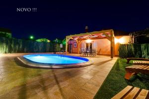 Bazén v ubytovaní Holiday home Orange with heated pool and parking alebo v jeho blízkosti