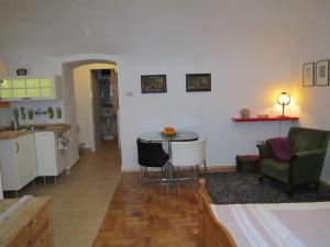 ブダペストにあるToldi Apartmanのキッチン、リビングルーム(テーブル、椅子付)