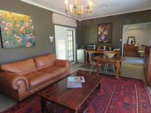 KirkwoodBroadlands Country House的带沙发和桌子的客厅