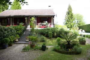 une maison avec un jardin planté de plantes devant elle dans l'établissement vakantiewoning Thury, à Thury