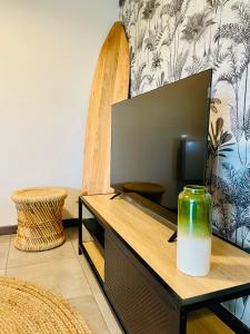 a room with a table with a surfboard on a wall at L entre deux charentes in Montils