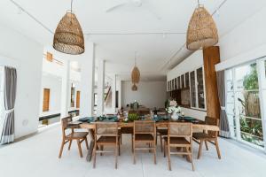 a dining room with a table and chairs at Nalas Villa in Ketewel