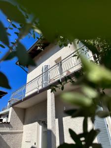 a building with a balcony with a person on it at Casa da Victoria in Castrezatto