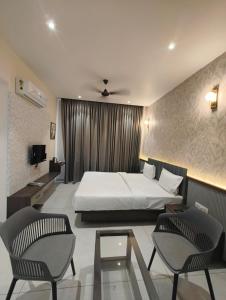 a hotel room with a bed and two chairs at O'Nest Select in Peth