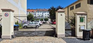 a gate with a car parked in a parking lot at Zum Grünen Tor in Görlitz